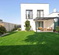 Garden with a lawn at a family house on Ďuríčkova Street in Miloslavov.