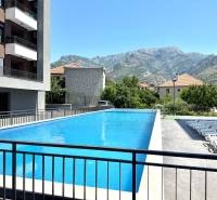 A pool at a one-bedroom apartment in the city of Bar with mountain views and sun loungers.