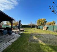 Garden at the cottage on Nová osada street in Komárno, with a lawn and a gazebo.