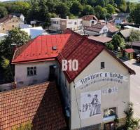 The inn in Belej with a red roof and a mural of a man with a beer.