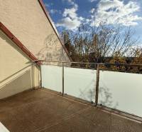 The balcony of a 4-room apartment on Pekníkova Street in Pezinok with a view of the treetops.