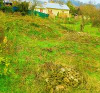 A sloped, grassy plot suitable for living in Banská Štiavnica with a country house.