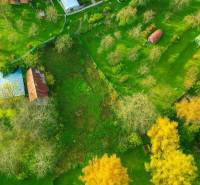 Garden plots - housing in Banská Štiavnica with multiple buildings and green areas.