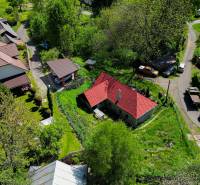 Aerial view of a family house in Štiavnické Bane surrounded by greenery and a garden.