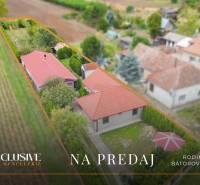 A family house in Bátorove Kosihy with a large garden surrounded by greenery.