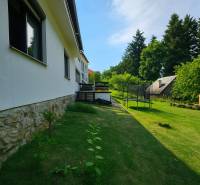 A family house on Hájik Street in Banská Štiavnica with a lawn and a trampoline in the garden.