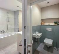 pohľad do kúpeľne a toalety