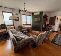 Living room in a 5 or more room apartment with a wooden decor floor and classic furniture.