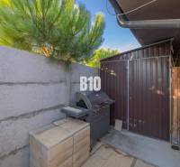 A garden in Most pri Bratislave with a grill and a wooden shelter by the family house.