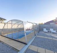 The garden of a family house in Most pri Bratislave with a swimming pool and loungers.