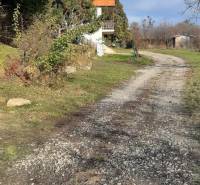 Recreational plots Horné Jabloňovce in Jabloňovce with a path next to a small house and trees.
