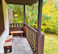 A wooden balcony of a cottage with a view of greenery in Tále in Bystrá.