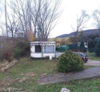 A cottage with greenery on recreational land in Nitrianske Rudno near the forest.