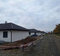 Family house in Vyšná Šebastová in Prešov, a building with a gravel road and trees.