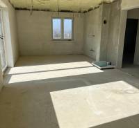 A spacious room in a family house on Vyšná Šebastová street with raw plaster and cables.