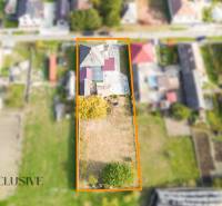 An aerial view of a plot with a family house in Veľké Kosihy, surrounded by neighboring houses.