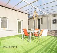The terrace of a family house in Veľké Kosihy with artificial grass and garden furniture.
