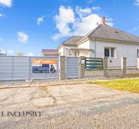Family house in Veľké Kosihy for sale, white facade cladding, wide gate.