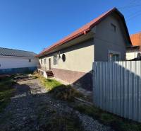 A family house on Varovecká Street in Družstevná pri Hornáde with a yard and a gate.