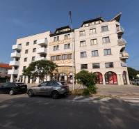 A building on Petőfi Street in Komárno with 4-room apartments and commercial spaces.