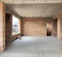 The shell construction of a family house with brick walls and a concrete ceiling.