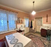 A family house dining room with a carpet and a table, a cozy atmosphere for living.