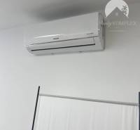 Air conditioning in commercial spaces with a curtain.