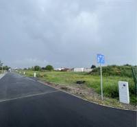 The road to Bučuháze in Šamorín, designated for residential plots with adjacent greenery.