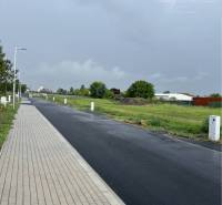Street lighting and sidewalk on Bučuháza in Šamorín suitable for residential plots.