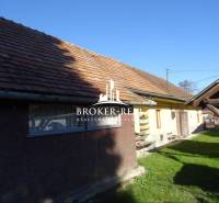 A family house in Telkibanya with a neoclassical roof and a spacious grassy yard.