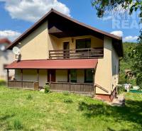 A family house in Prešov on Dúbravská 58 with a spacious lawn and a balcony.