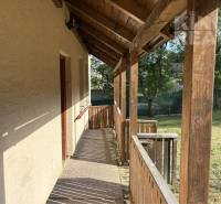 The veranda of the wooden family house in Prešov at Dúbravská 58 with a view of the lawn.