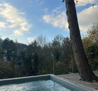 A pool on the terrace with a view of the trees at a 3-room apartment on Dolná in the Old Town.