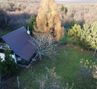 A cottage in Štitáre surrounded by trees and a spacious garden in an autumn atmosphere.