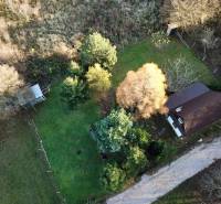 An aerial view of a cottage in Štitáre surrounded by greenery and trees.