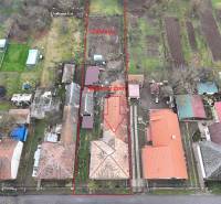 Aerial view of a property with a family house and garden in Hokovce.