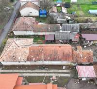 A top view of a family house in Hokovce with a garden and surrounding buildings.