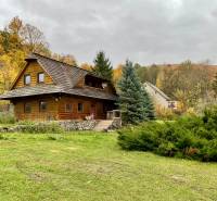 A wooden cottage surrounded by trees on recreational land in Čereňany - Fančová.