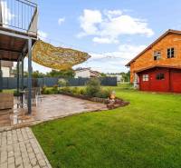 The garden of the family house on Breitensee Street in the town of Marchegg, with a terrace and a shelter.
