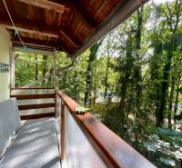 The balcony of the cottage in Kučišdorská Valley in Pezinok with a view of the forest.