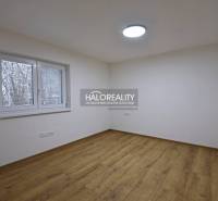 A room in a family house with a window and a floor with a wooden decor.