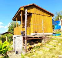 A cottage with stairs on a slope, surrounded by nature, ideal for recreation and relaxation.