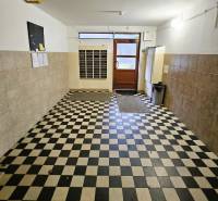 Entrance hall with checkerboard tiles and mailboxes in a 4-room apartment.