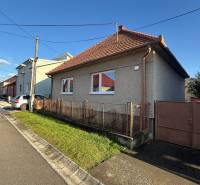 A street with a family house in Machulince, the sky is clear and sunny.
