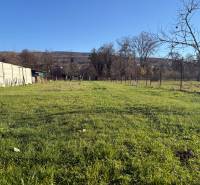 A grassy plot near a family house in Machulince with a view of the surrounding countryside.