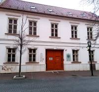 The building on Františkánska Street in Trnava offers office spaces.