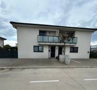 A family house with a balcony on Kráľovianky Street in Šamorín offers a 3-room apartment.