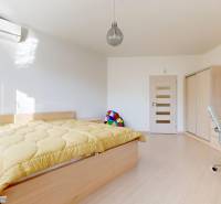 Bright bedroom in a 5 or more room apartment with a bed, desk, and wardrobe.