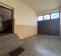 Entrance hall with garage doors in a 5 or more room apartment, stairs lead to the interior.