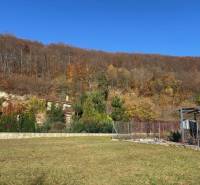 A grassy plot near the forest on Karpatská Street in Marianka, suitable for living.